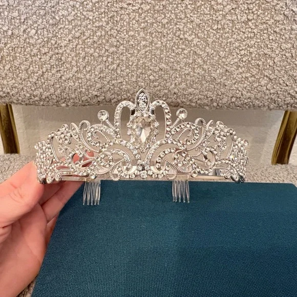 Elegant Tiara & Prom Queen Sash - Picture 4 of 6